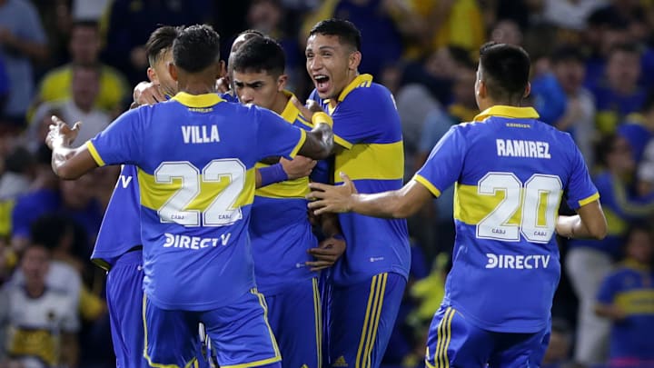 Jugadores de Boca Juniors celebran un gol ante Colón.