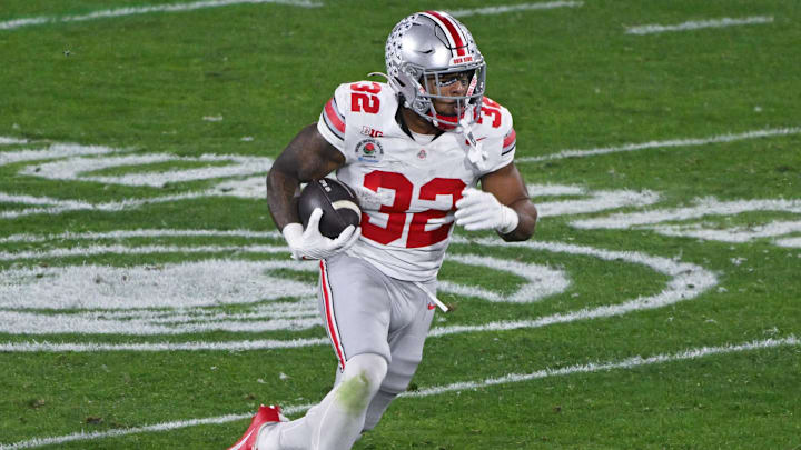 Jan 1, 2025; Pasadena, CA, USA; Ohio State Buckeyes running back TreVeyon Henderson (32) carries the ball during the fourth quarter against the Oregon Ducks at Rose Bowl Stadium. Mandatory Credit: Robert Hanashiro-Imagn Images