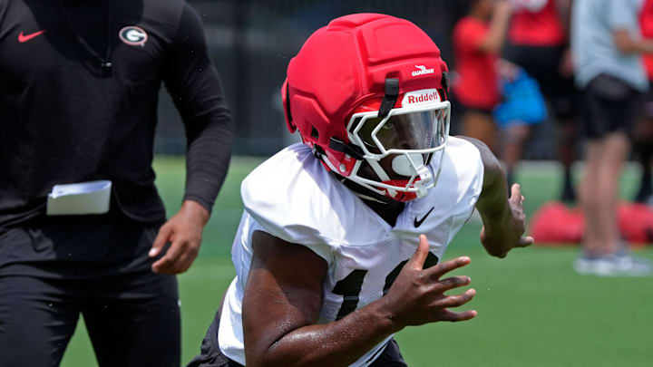 Georgia linebacker Elo Modozie (18) runs a drill at the first day of fall practice 