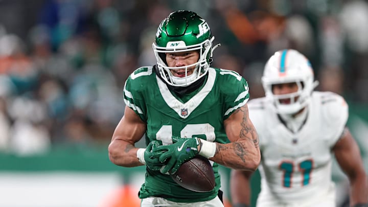 Jan 5, 2025; East Rutherford, New Jersey, USA; New York Jets wide receiver Allen Lazard (10) catches the ball during the second half against the Miami Dolphins at MetLife Stadium. Mandatory Credit: Vincent Carchietta-Imagn Images Jan 5, 2025; East Rutherford, New Jersey, USA; New York Jets wide receiver Allen Lazard (10) catches the ball during the second half against the Miami Dolphins at MetLife Stadium. Mandatory Credit: Vincent Carchietta-Imagn Images