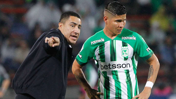 El director técnico de Atlético Nacional, el mexicano Efraín Juárez, dando instrucciones a Jorman Campuzano