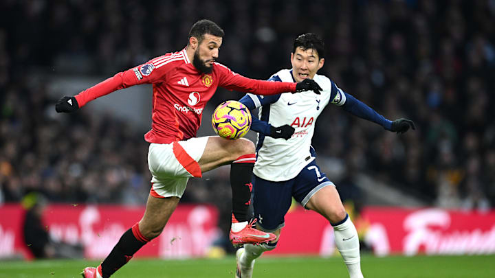 Noussair Mazraoui (l.) im Duell mit Heung-min Son