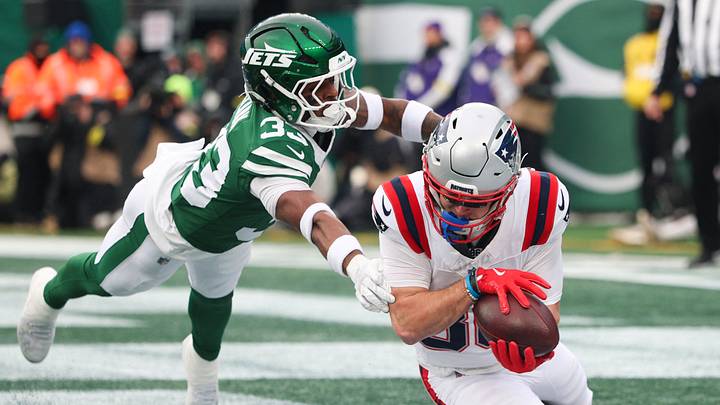 Dec 28, 2025; East Rutherford, New Jersey, USA; New England Patriots wide receiver Efton Chism III (86) makes a touchdown catch against New York Jets cornerback Jordan Clark (33) during the second half of the game at MetLife Stadium. Mandatory Credit: Vincent Carchietta-Imagn Images Dec 28, 2025; East Rutherford, New Jersey, USA; New England Patriots wide receiver Efton Chism III (86) makes a touchdown catch against New York Jets cornerback Jordan Clark (33) during the second half of the game at MetLife Stadium. Mandatory Credit: Vincent Carchietta-Imagn Images