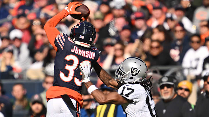 Chicago Bears defensive back Jaylon Johnson (33)