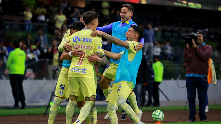 Jugadores del América celebran un gol.