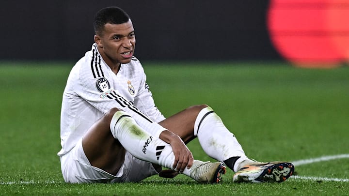 Kylian Mbappé preocupó cuando se sentó en el suelo con un aparente signo de dolor, durante el partido Atalanta vs. Real Madrid