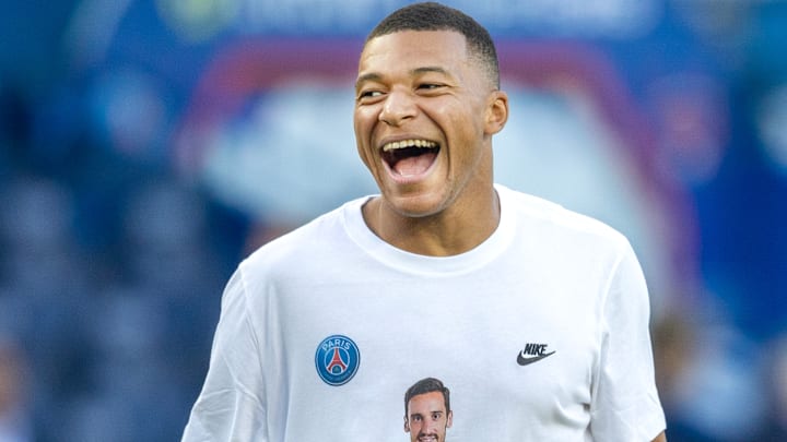 Kylian Mbappé s'est rendu disponible avec les supporters présents à la sortie du Campus PSG. 