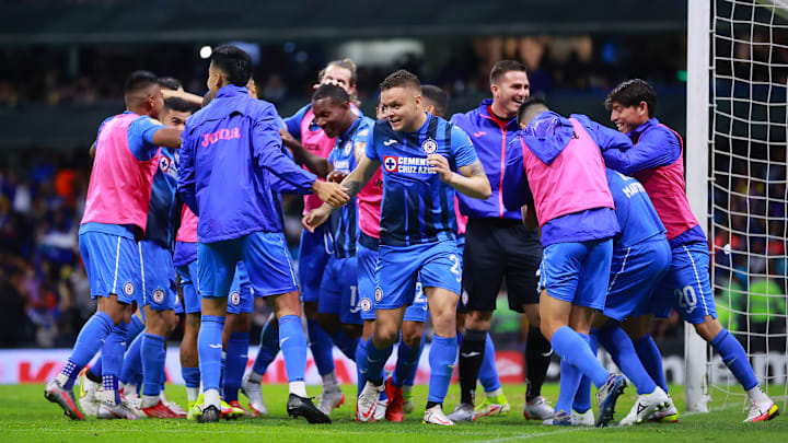 Jugadores de Cruz Azul celebran un gol.