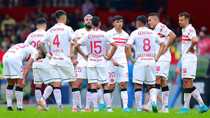 Jugadores del Toluca en un partido ante América.