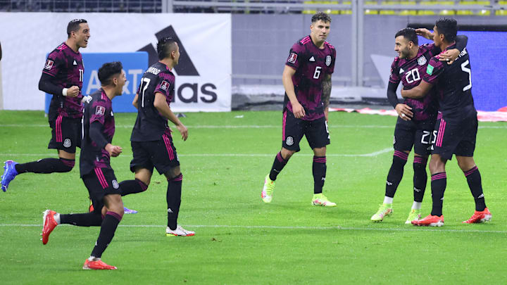 Jugadores de México celebran un gol ante Jamaica.