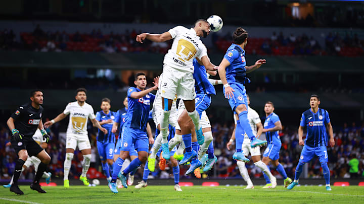 Jugadores de Pumas UNAM y Cruz Azul en la pelea por una pelota. Jugadores de Pumas UNAM y Cruz Azul en la pelea por una pelota.
