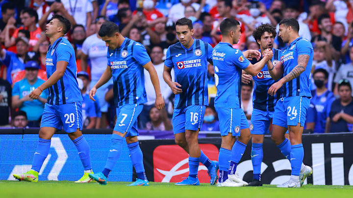Jugadores de Cruz Azul celebran un gol.