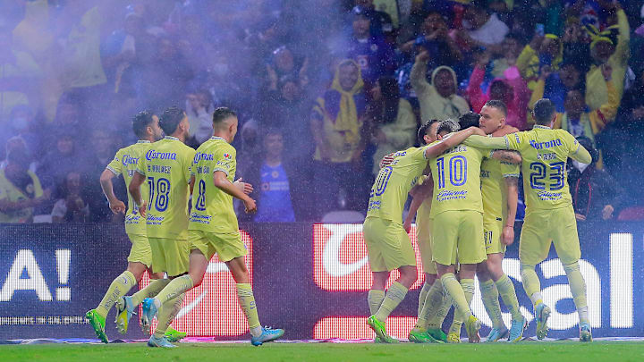 Jugadores del América celebran la goleada histórica de 7-0 ante Cruz Azul.