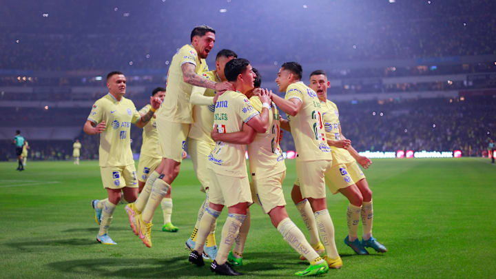 Jugadores del América celebran un gol ante las Chivas.