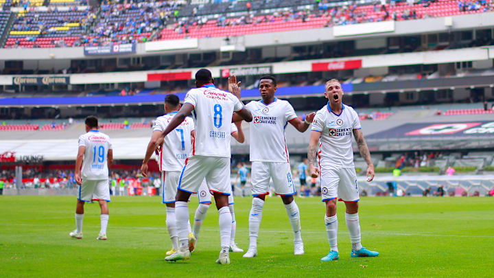 Jugadores de Cruz Azul celebran un gol.