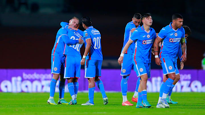 Jugadores de Cruz Azul celebran un gol.