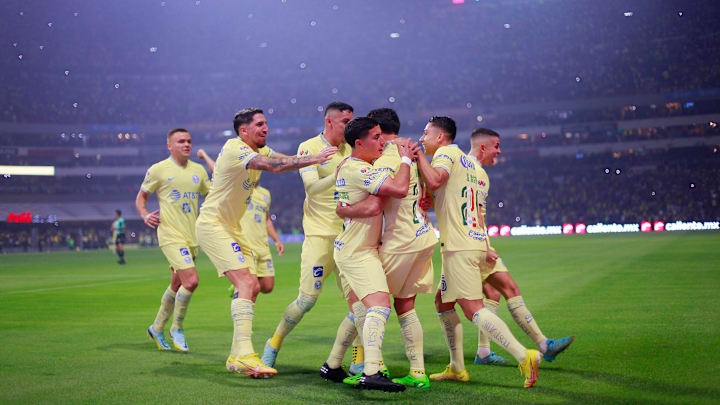 Jugadores del América celebran un gol. Jugadores del América celebran un gol.