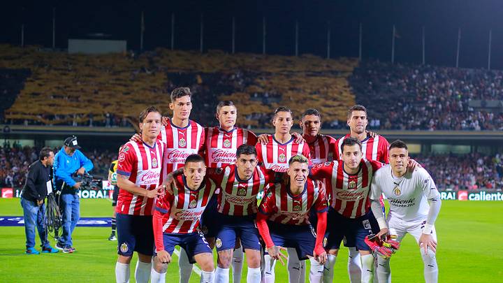 Jugadores de Chivas previo a un partido ante Pumas.