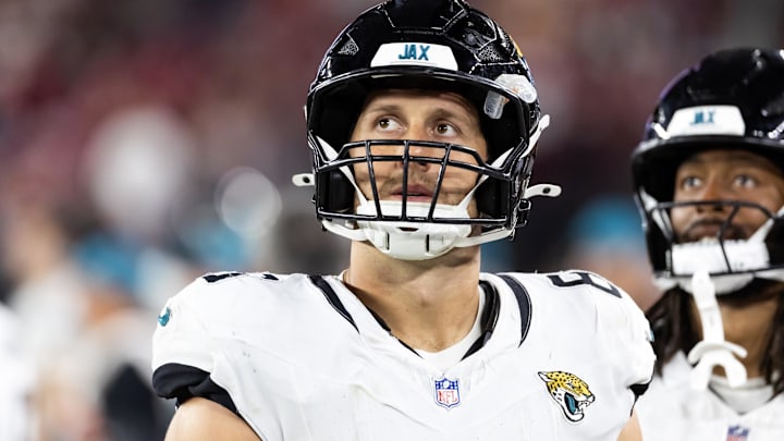 Nov 23, 2025; Glendale, Arizona, USA; Jacksonville Jaguars tight end Johnny Mundt (86) against the Arizona Cardinals at State Farm Stadium.