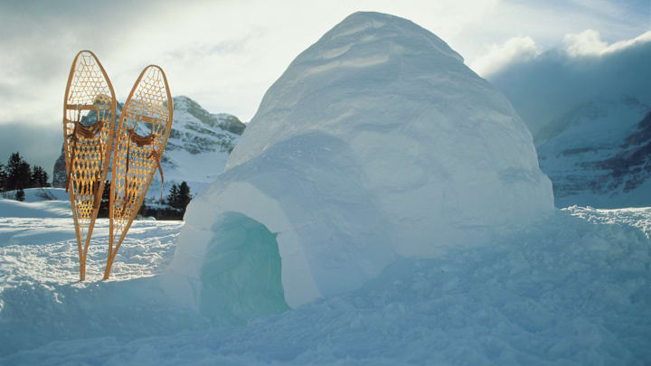 Here‘s how people are able to stay warm in igloos.
