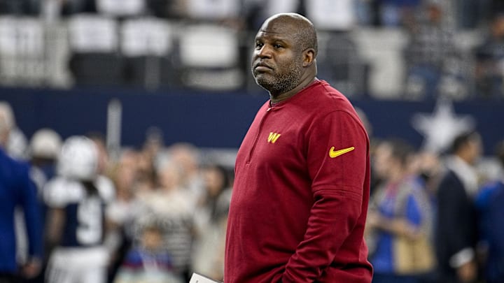 Nov 23, 2023; Arlington, Texas, USA; Washington Commanders offensive coordinator Eric Bieniemy before the game between the Dallas Cowboys and the Washington Commanders at AT&T Stadium. Mandatory Credit: Jerome Miron-Imagn Images Nov 23, 2023; Arlington, Texas, USA; Washington Commanders offensive coordinator Eric Bieniemy before the game between the Dallas Cowboys and the Washington Commanders at AT&T Stadium. Mandatory Credit: Jerome Miron-Imagn Images