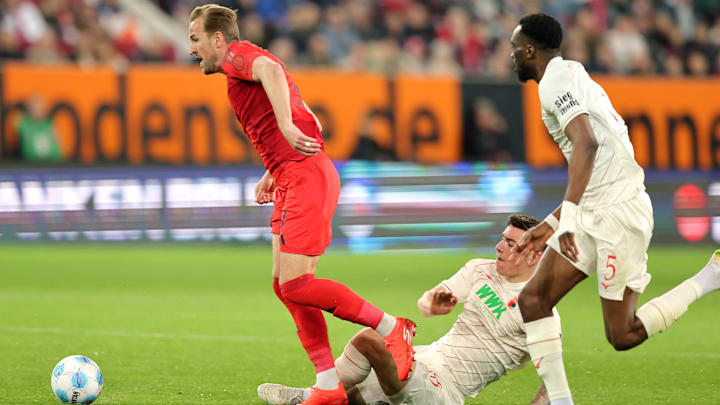 Zesiger (m.) flog nach diesem vermeintlichen Foul an Kane vom Platz Zesiger (m.) flog nach diesem vermeintlichen Foul an Kane vom Platz