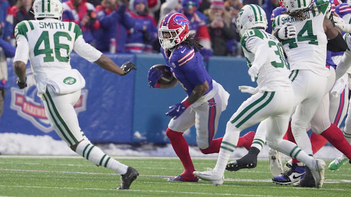Buffalo Bills running back James Cook III breaks free of the pack on the first play of the first quarter against the Jets at home in Highmark Stadium in Orchard Park on Jan. 4, 2026.