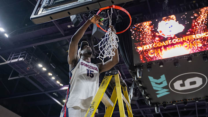 Gonzaga Bulldogs forward Graham Ike (15).