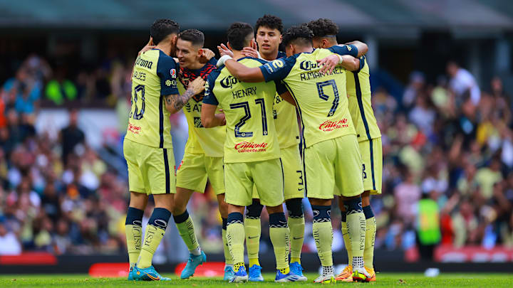 Jugadores del América celebran un gol.