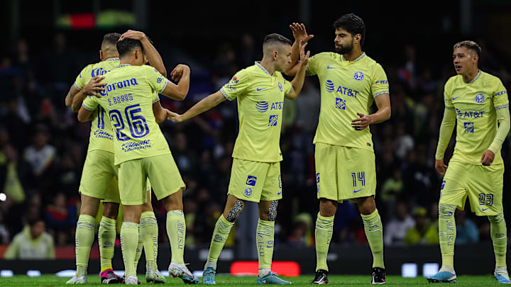 Jugadores del América celebran un gol. Jugadores del América celebran un gol.