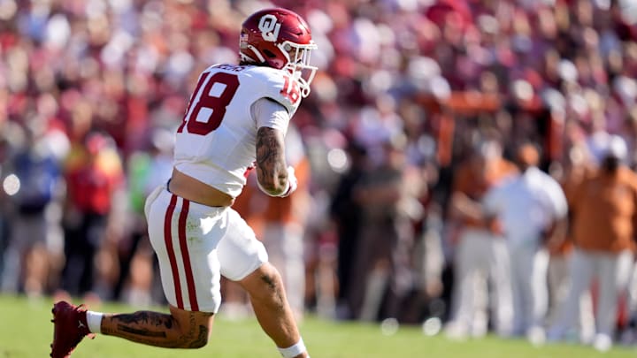 Oklahoma Sooners tight end Kaden Helms (18) runs after a catch in the first half of the Red River Rivalry college football game between the University of Oklahoma Sooners and the Texas Longhorn at the Cotton Bowl Stadium in Dallas, Texas, Saturday, Oct. 11, 2025.