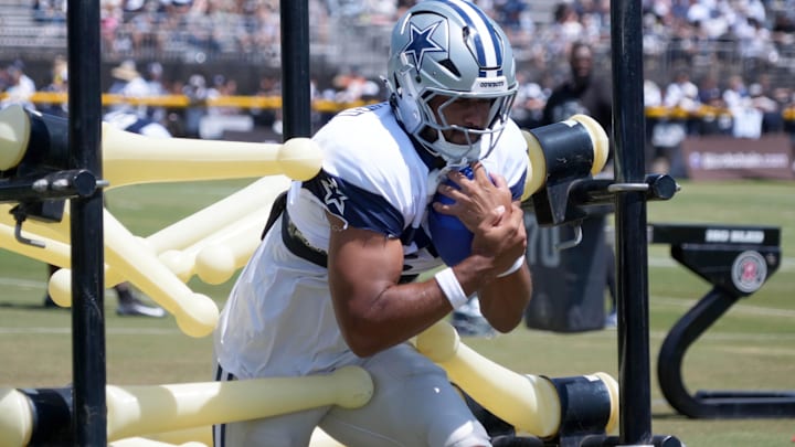 Dallas Cowboys tight end Brevyn Spann-Ford carries the ball at training camp at the River Ridge Fields.