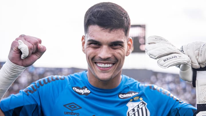 Brazão veste a camisa 77 e tem 1,92m de altura