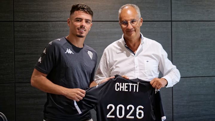Le SCO d'Angers a enregistré une nouvelle arrivée avec l'international algérien Ilyes Chetti