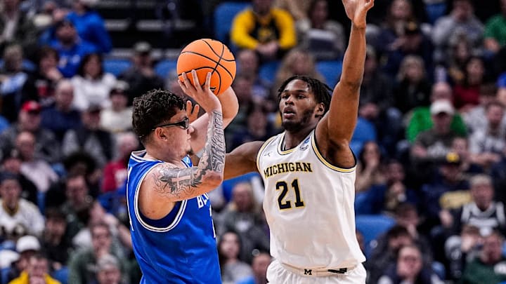 Michigan forward Morez Johnson Jr. (21) defends Saint Louis center Robbie Avila (21) 