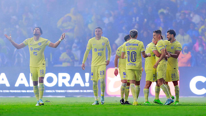 Jugadores del América celebran un gol.