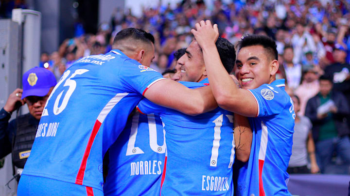 Jugadores de Cruz Azul celebran un gol.