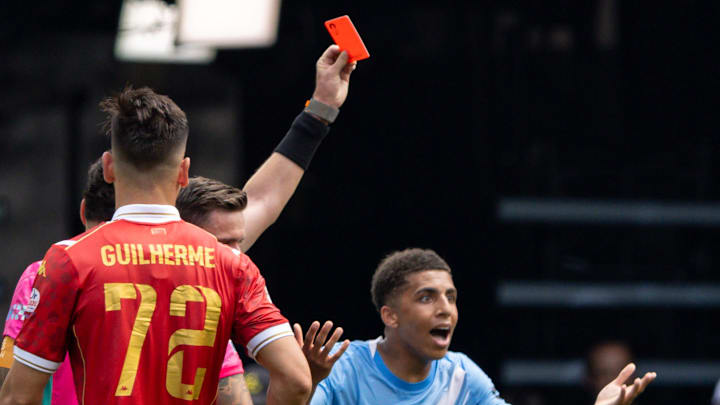 Rico Lewis fue expulsado en el debut