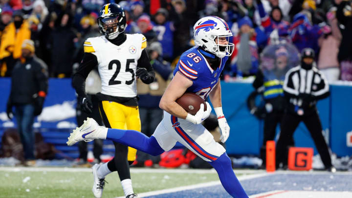 Buffalo Bills tight end Dalton Kincaid (86) scores on this 29 yard catch.