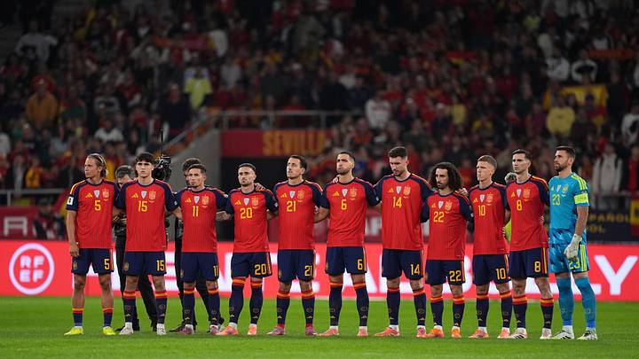 España definirá su futuro en el último partido del grupo ante Uruguay, que se jugará en el estadio de Guadalajara, donde el segundo lugar enfrentará a Argentina en los 16vos de Final. España definirá su futuro en el último partido del grupo ante Uruguay, que se jugará en el estadio de Guadalajara, donde el segundo lugar enfrentará a Argentina en los 16vos de Final.