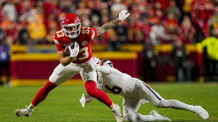Dec 25, 2025; Kansas City, Missouri, USA; Kansas City Chiefs tight end Noah Gray (83) catches a oass against Denver Broncos safety P.J. Locke (6) during the second quarter at GEHA Field at Arrowhead Stadium. Mandatory Credit: Jay Biggerstaff-Imagn Images Dec 25, 2025; Kansas City, Missouri, USA; Kansas City Chiefs tight end Noah Gray (83) catches a oass against Denver Broncos safety P.J. Locke (6) during the second quarter at GEHA Field at Arrowhead Stadium. Mandatory Credit: Jay Biggerstaff-Imagn Images