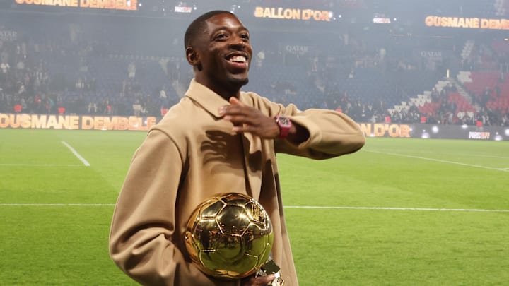 Ousmane Dembélé, présentant son Ballon d'Or au Parc de Princes.