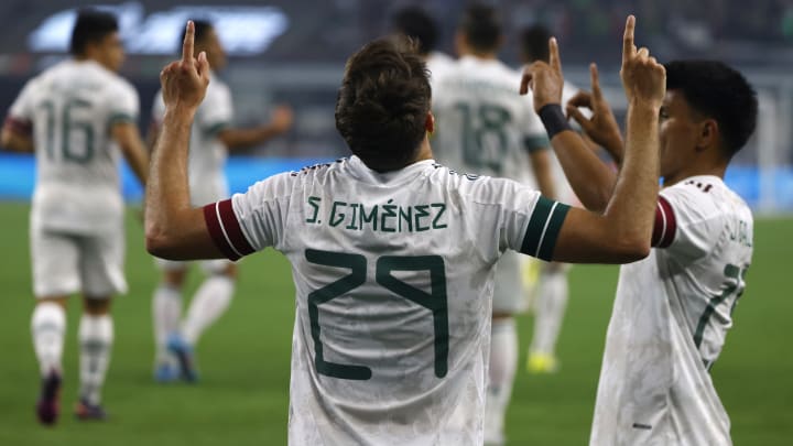 Santiago Giménez anotó el primer gol de la tarde.