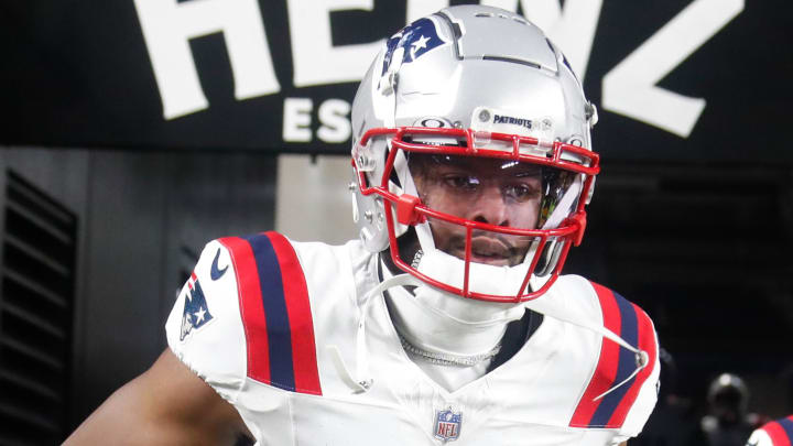 Dec 7, 2023; Pittsburgh, Pennsylvania, USA; New England Patriots wide receiver JuJu Smith-Schuster (7) takes the field against the Pittsburgh Steelers at Acrisure Stadium. Dec 7, 2023; Pittsburgh, Pennsylvania, USA; New England Patriots wide receiver JuJu Smith-Schuster (7) takes the field against the Pittsburgh Steelers at Acrisure Stadium.