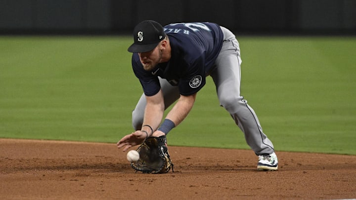 Sep 6, 2024; St. Louis, Missouri, USA; Seattle Mariners first baseman Luke Raley (20) fields a ground ball by the St. Louis Cardinals in the third inning at Busch Stadium. Mandatory Credit: Joe Puetz-Imagn Images