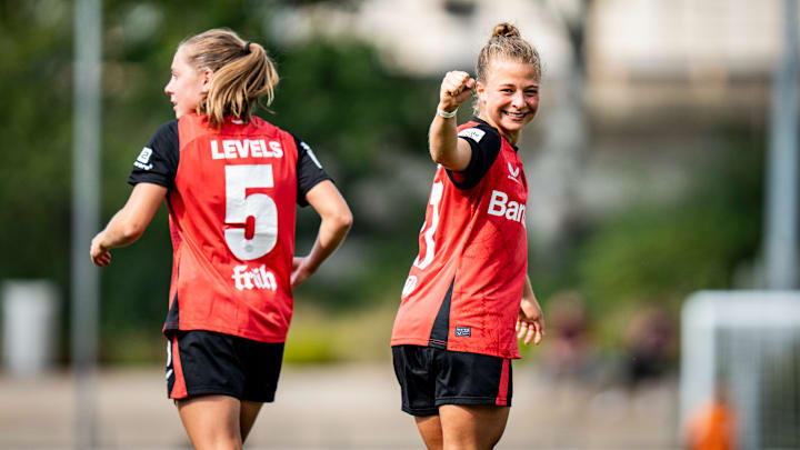 Kristin Kögel (rechts) ist die 90min Spielerin des Monats September