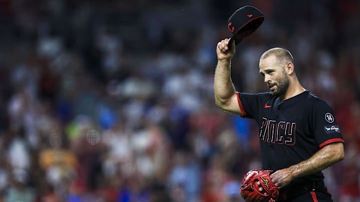 Jun 27, 2025; Cincinnati, Ohio, USA; Cincinnati Reds starting pitcher Nick Martinez (28) acknowledges fans as he walks off the field during a pitching change in the ninth inning against the San Diego Padres at Great American Ball Park. Mandatory Credit: Katie Stratman-Imagn Images Jun 27, 2025; Cincinnati, Ohio, USA; Cincinnati Reds starting pitcher Nick Martinez (28) acknowledges fans as he walks off the field during a pitching change in the ninth inning against the San Diego Padres at Great American Ball Park. Mandatory Credit: Katie Stratman-Imagn Images