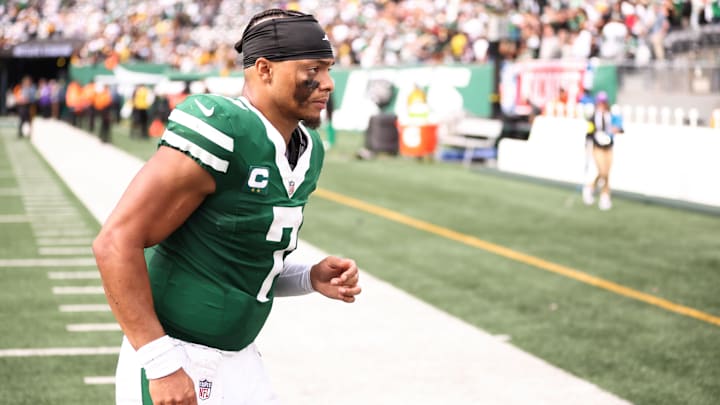 Sep 7, 2025; East Rutherford, New Jersey, USA; New York Jets quarterback Justin Fields (7) walks off the field after losing to the Pittsburgh Steelers at MetLife Stadium. Mandatory Credit: Wendell Cruz-Imagn Images