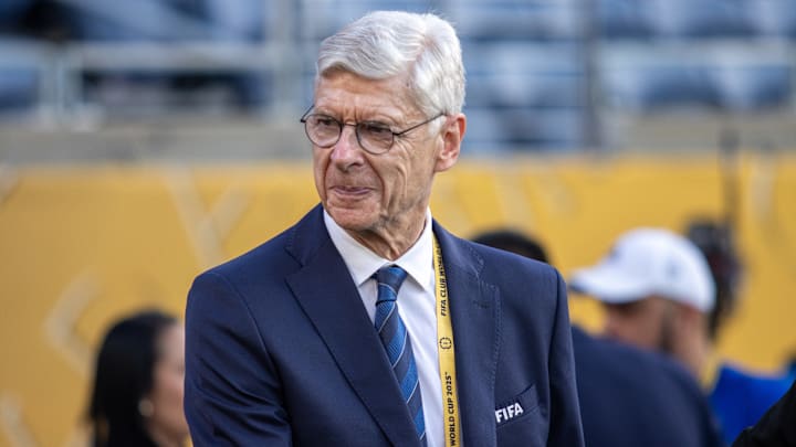 Tras entrenar durante varias décadas al Arsenal, Arsène Wegner propuso una ley que va de la mano al fuera de juego