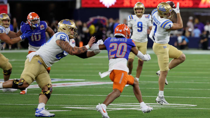 Dec 16, 2023; Inglewood, CA, USA; UCLA Bruins running back Colson Yankoff (7) catches a pass in the second quarter against the Boise State Broncos during the LA Bowl at SoFi Stadium. Mandatory Credit: Kiyoshi Mio-USA TODAY Sports Dec 16, 2023; Inglewood, CA, USA; UCLA Bruins running back Colson Yankoff (7) catches a pass in the second quarter against the Boise State Broncos during the LA Bowl at SoFi Stadium. Mandatory Credit: Kiyoshi Mio-USA TODAY Sports